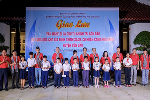 HCMC’s officials and artists participate in a trip in tribute to martyrs in Con Dao in 2023. (Photo: SGGP)