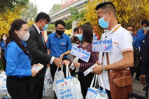 The "Bringing Tet Home" program has resented 3,388 return air tickets on domestic and international routes, 17,653 bus tickets, and 275 two-way train tickets for over five years. (Photo: SGGP)
