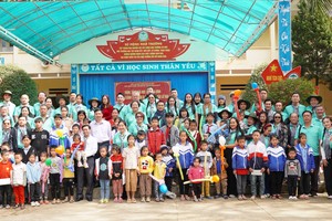 Artists of HCMC present 120 gifts to disadvantaged students and families in the remote mountainous flash flood-hit Lang Nu village in the northern province of Lao Cai. (Photo: SGGP)