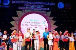 Vice President of the Ho Chi Minh City Red Cross Society Tran Van Tuan (L) and Standing Vice Chairman of the Vietnam Youth Federation (VYF) in Ho Chi Minh City Doan Truong Giang (7th R) offer gifts and thank-you letters to the participating units. (Photo: SGGP)