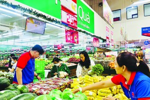 Consumers are shopping at MM Mega Market An Phu supermarket. (Photo: SGGP)