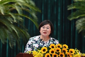 Head of the Organization Committee of the Ho Chi Minh City Party Committee, Van Thi Bach Tuyet announces the city's plan for merging and streamlining its organizational structure. (Photo; SGGP)