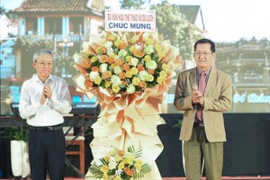 The Ministry of of Culture, Sports and Tourism offers flowers to congratulate the 25th anniversary of the Ancient Town of Hoi An recognized by UNESCO as a World Cultural Heritage site. (Photo: SGGP)
