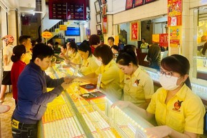 Customers trade gold at a store. (Photo: SGGP)