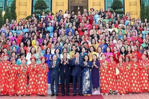State President Luong Cuong and the delegation of distinguished senior women. (Photo: VNA)