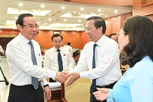 Secretary of the HCMC Party Committee Nguyen Van Nen (L) at the conference (Photo: SGGP)