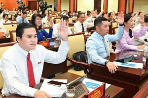 Delegates at the 20th conference of the 10th Ho Chi Minh City People's Council on December 11 passed a draft resolution on specific policies to support tuition fees in the 2024-2025 academic year. . (Photo: SGGP)