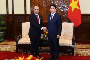 State President Luong Cuong (R) receives Algerian Ambassador to Vietnam Sofiane Chaib. (Photo: Nhandan)