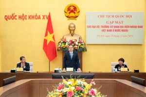 NA Chairman Tran Thanh Man meets with new ambassadors and heads of representative agencies abroad on December 18. (Photo: SGGP)