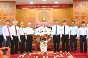 A delegation of Ho Chi Minh City’s officials led by Vice Secretary of the Ho Chi Minh City Party Committee cum Chairman of the Vietnam Fatherland Front Committee in the city Nguyen Phuoc Loc visits the Central Committee for Solidarity of Vietnamese Catholics in the city on December 17. (Photo: SGGP)
