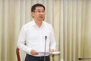 Standing Vice Chairman of the People's Committee of the city, Duong Ngoc Hai speaks at the meeting. (Photo:SGGP)