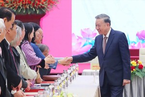 Party General Secretary To Lam meets with representatives of artists and writers from across the country in Hanoi on December 30. (Photo: SGGP)