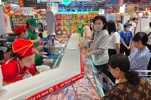 Consumers are shopping at Co.opXtra supermarket in District 6, Ho Chi Minh City. (Photo: SGGP)