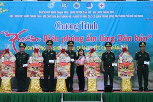 Offering Tet gifts to soldiers on duty in Can Gio District (Photo: SGGP)