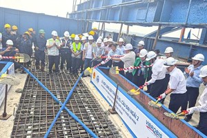 Delegates attend the Dai Ngai Bridge 2’s main bridge connection ceremony. (Photo: SGGP)