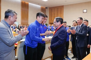 Prime Minister presents First-Class Labor Order to national football team