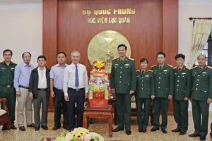 The Ho Chi Minh City's delegation offers Tet gift the Army Academy. (Photo: SGGP)