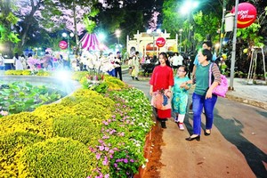 Visitors visit the Ho Chi Minh City’s Spring Flower Festival 2024. (Photo: SGGP)