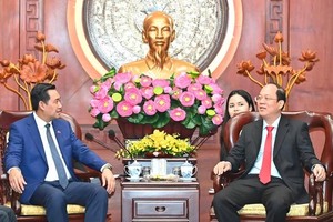 Standing Vice Secretary of the Ho Chi Minh City Party Committee, Nguyen Ho Hai (R) receives Secretary and Governor of Champasak Province of Laos, Alounxai Sounnalath. (Photo: SGGP)