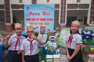 Students of the Dong Da primary school in Tan Binh District, one of the 66 schools implementing the high-quality model, "Advanced Schools, International Integration," take part in Science and Technology Festival for the 2024-2025 school year. (Photo: SGGP)