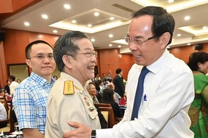 Secretary of the Party Committee of the city Nguyen Van Nen meet delegates at the gathering. (Photo: SGGP)