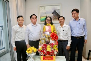 Head of the Central Propaganda and Education Committee Nguyen Trong Nghia (2nd, L) visits and extends Tet greetings to People’s Artist Tra Giang (C) in Ho Chi Minh City on January 14. (Photo: SGGP)