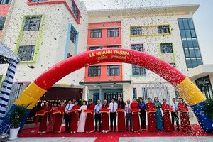 At the inauguration ceremony for Hy Vong (Hope) School (Photo: SGGP)