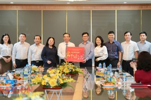 Vice Secretary of the Ho Chi Minh City Party Committee cum Chairman of the Vietnam Fatherland Front Committee of the city Nguyen Phuoc Loc extends Tet greetings to the Ho Chi Minh City Social Insurance Agency on January 21. (Photo: SGGP)