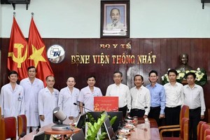 Vice Secretary of the Ho Chi Minh City Party Committee Nguyen Phuoc Loc extends Tet greetings to Thong Nhat Hospital. (Photo: SGGP)
