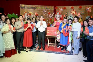 Vice Secretary of the Ho Chi Minh City Party Committee cum Chairman of the Vietnam Fatherland Front Committee of the city Nguyen Phuoc Loc extends Tet greetings to the Ho Chi Minh City Theater of Hat Boi (Vietnamese classical opera) Art on January 22. (Photo: SGGP)