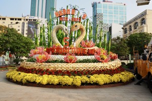 The couple of giant snakes with total lengths of 25 and 42 meters