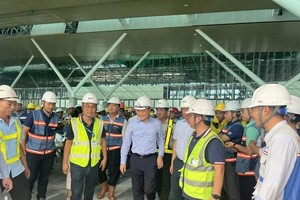 Vice Chairman of the municipal People's Committee Bui Xuan Cuong extends Tet greetings to engineers and workers. (Photo: SGGP)