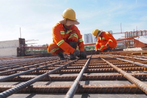Nguyen Xuan Kien, 42, from the northern province of Yen Bai, is working at the construction site of Rach Sau Bridge of construction package XL10 in District 12. (Photo: SGGP)