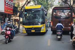 Starting on March 1, Hanoi will implement a pilot project to ban vehicles with more than 16 seats from entering the Old Quarter and Hoan Kiem Lake area. (Photo: SGGP)