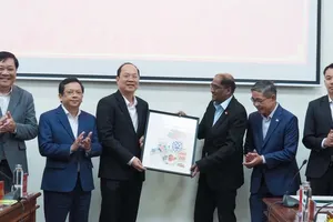 Singaporean Ambassador to Vietnam, Jaya Ratnam (3rd, r) offers a gift to Secretary of the Party Committee of Ca Mau Province, Nguyen Ho Hai. (Photo: SGGP)