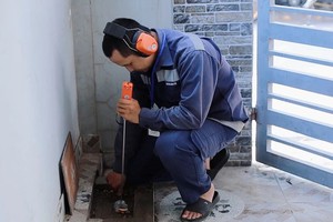A worker is checking a home water system of a household. Photo: SGGP)