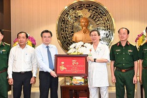 The delegation congratulates medical staff of Military Hospital 175. (Photo: SGGP)