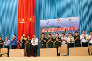 The organizers offer gifts to the Border Guard Station in Can Gio District. (Photo: SGGP)