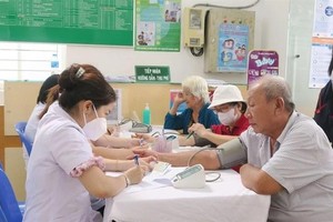 Senior citizens in HCMC got free health checks at the Ward 9 health station District 8 in August, 2024 (Photo: VNA)