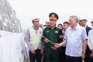 Deputy Prime Minister Nguyen Hoa Binh conducts an on-site inspection of the implementation of the Hoa Lien-Tuy Loan Expressway project. (Photo: SGGP)