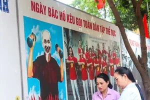 Vice Chairwoman of the Vietnam Fatherland Front Committee in Ho Chi Minh City, Nguyen Thi Kim Thuy (R) inspects key projects and programs celebrating Reunification Day in Tan Binh District. (Photo: SGGP)