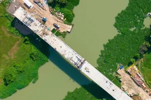 The main spans of Thanh An’s Bridge, crossing the Saigon River to connect Binh Duong and Tay Ninh, were joined.