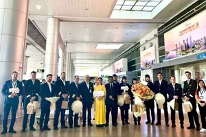 The Ho Chi Minh City Department of Tourism welcomes the first charter flight from Iran to the city. (Photo: SGGP)