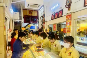 Customers trade gold at a store. (Photo: SGGP)