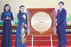State President Luong Cuong offers a gift to Binh Phuoc. (Photo: SGGP)
