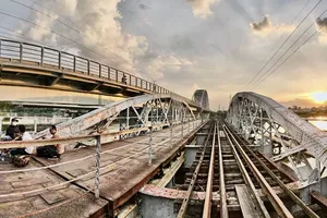 A span of the century-old Binh Loi railway bridge (Photo: SGGP)