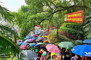 Thousands of visitors flock to Hung Kings’ Festival on March 30. (Photo: SGGP)