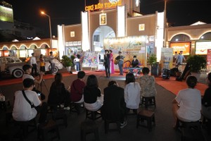 A music performance on the evening in front of the Ben Thanh Market in District 1 (Photo: SGGP)