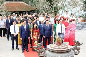 Vice Chairman of the Phu Tho provincial People's Committee Nguyen Huy Ngoc and other delegates offer incense at the Mau Au Co Temple. (Photo: VNA)