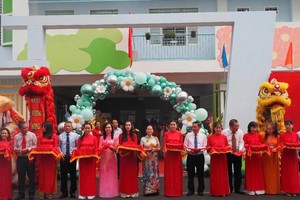 Chairwoman of the Ho Chi Minh City People’s Council Nguyen Thi Le (C) and delegates attend the nauguration ceremony of Kindergarten No. 12 in District 3. (Photo: SGGP)